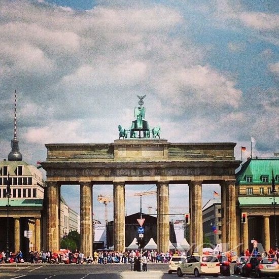 Trong một bức ảnh thường nhật ít hiệu ứng kỹ thuật số hơn, đây đơn thuần chỉ là một cổng thành, so với những công trình kiến trúc xung quanh quả thực không có gì quá đặc biệt. 