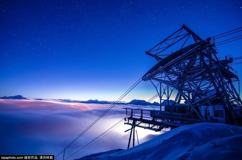 Ngu dem trong cap treo tren nui tuyet hinh anh