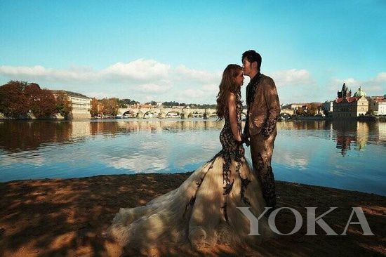 Bức ảnh cưới lãng mạn đến mê hồn chụp với cầu Charles (Prague, Séc) của Châu Kiệt Luân làm không ít fan tấm tắc. 