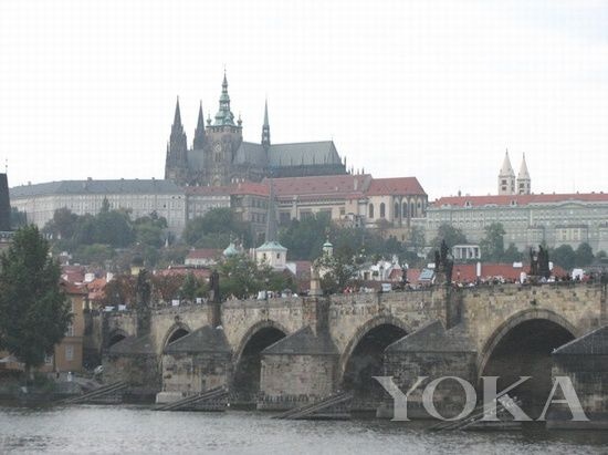 Tuy nhiên, trong một bức ảnh thông thường không có hiệu ứng photoshop, dù bạn vẫn cảm nhận được một cách sâu sắc những nét đẹp tao nhã mang dấu ấn lịch sử của cây cầu, nhưng so với khi xuất hiện trong ảnh cưới của Châu Kiệt Luân, có vẻ như nó bớt lung linh hơn khá nhiều. 