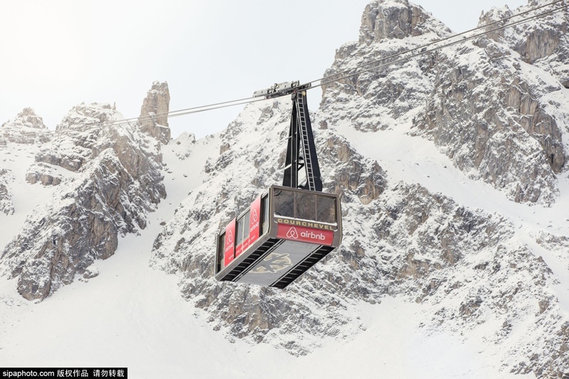 Sáng sớm hôm sau, mở mắt bình minh, bạn đã ở vị trí xuất phát trên đỉnh núi, để bắt đầu trượt tuyết. 