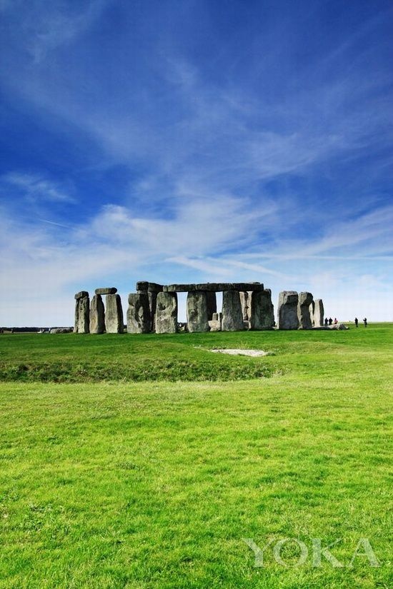 Bãi đá cổ Stonehenge, công trình tượng đài cự thạch thời kỳ đồ đá mới và thời kỳ đồ đồng gần Amesbury (Anh), có từ 700 năm trước thời Ai Cập cổ đại. Công sự bằng đất bao quanh một vòng đá này là một trong những địa điểm tiền sử nổi tiếng thế giới. Dưới trời xanh mây trắng, cả công trình kiến trúc toát lên vẻ hùng vĩ tuyệt vời. 