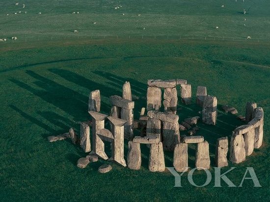 Nhưng nhìn từ xa, quả thực hơi giống một cụm đá giữa một bãi cỏ xanh rộng lớn. 