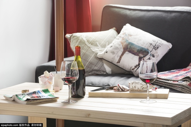 Bạn có thể vừa ngắm cảnh vừa thưởng thức một ly sâm banh.