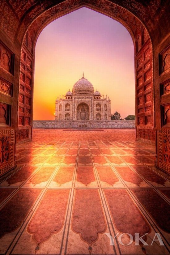 Lăng Taj Mahal (Agra, Ấn Độ) có một điểm đặc sắc, đó là diện mạo sớm, trưa, chiều, tối thay đổi bất ngờ. Sáng ra Lăng ánh lên ánh vàng rực rỡ,  ban này dưới ánh nắng chói chang của mặt trời, Lăng lại như hắt lên ánh trắng lóa mắt, đến chiều tối trong màu hoàng hồn, màu Lăng lại như được bao phủ một màu hồng pha xanh nhạt, và khi đêm xuống, đá trên Lăng lại có màu bạc, lung linh huyền ảo. 