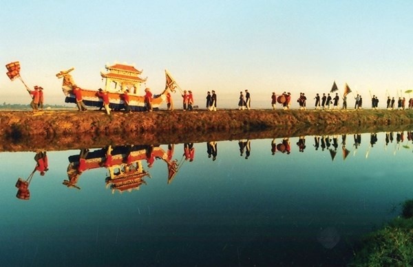 Hội cầu ngư, Huế Hàng năm vào ngày 12 tháng Giêng, cư dân Thái Dương Hạ, Thuận An lại long trọng tổ chức hội Cầu ngư. Trò diễn bủa lưới trong hội cầu ngư sẽ được tổ chức trước đình làng. Sau đó là cuộc đua thuyền trên phá của các xã lận cận. Kết thúc buổi lễ là buổi cơm thân mật giữa quan khách và dân làng ở địa phương. Lễ hội cầu ngư được tổ chức để tỏ lòng nhớ ơn vị cai canh làng là Trương Thiều, được gọi một cách kính cẩn là Trương Quý Công.