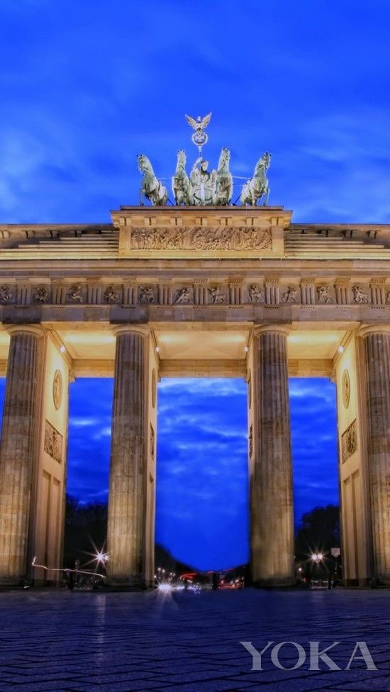 Cổng Brandenburg nằm ở trung tâm thành phố Berlin (Đức). Đây là công trình kiến trúc theo phong cách cổ điển. Thời xưa là cổng thành của Berlin, vì là cổng dẫn tới thành Brandenburg nên có tên như ngày này. Ngày nay, cổng thành dẫn con đường tới Bảo tàng Berlin và Tháp Truyền hình Berlin, một trong đại lộ tráng lệ nhất châu Âu. 