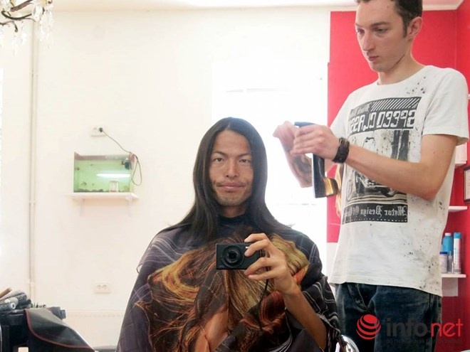 Sau gần 4 năm mái tóc của anh dài trông thấy