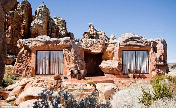 Khách sạn được xây lưng chừng núi Cederberg (Nam Phi), phòng nghỉ có những bức họa khắc đá 6.000 năm tuổi, đem đến cho du khách cảm giác như quay về thời kỳ đồ đá. Trong 