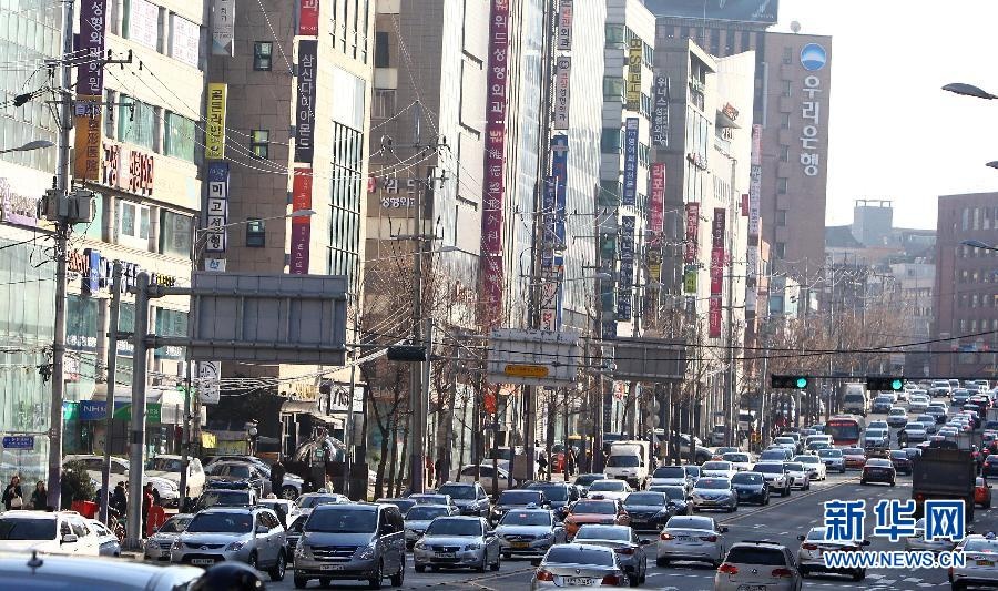 Ở Apgujeong, ngoài các shop chuyên bán hàng hiệu, còn có nhiều bar cafe và quán ăn với phong cách của nhiều nước trên thế giới như Trung Quốc, Nhật Bản, Việt Nam, Thổ Nhĩ Kỳ,... Vào những năm 90 của thế kỷ trước, đây là nơi chuyên lui tới của nhiều cậu ấm cô chiêu nhà đại gia. 