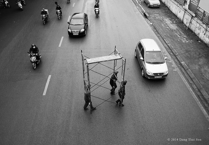 Băng qua đường...