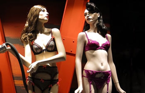 Du khach Trung Quoc phoi do lot o san bay Thai Lan hinh anh