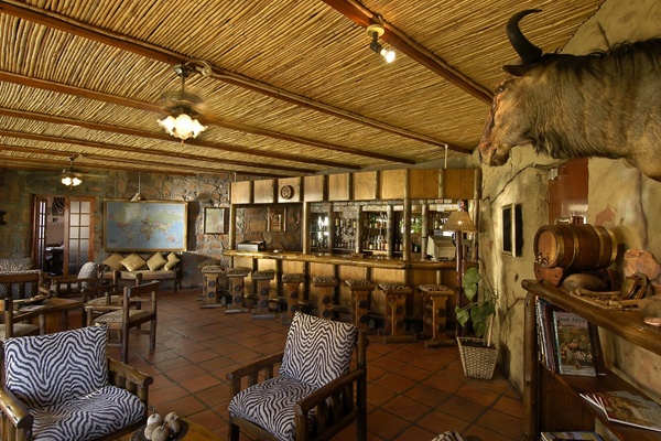 Tới năm 1987, họ xây một phòng tiếp đón khách bằng đá, và lập tức nhận được phản hồi rất tốt từ du khách. Rất nhanh, họ nhận ngay ra rằng du khách thích được nghỉ ngơi trong khung cảnh gần gũi với thiên nhiên. 