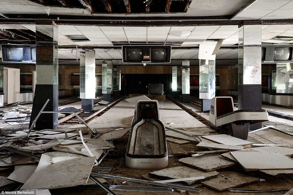 Hình ảnh còn lại của một trung tâm Bowling, đã vài thập kỉ trở lại đây nơi này không còn bóng người qua lại.