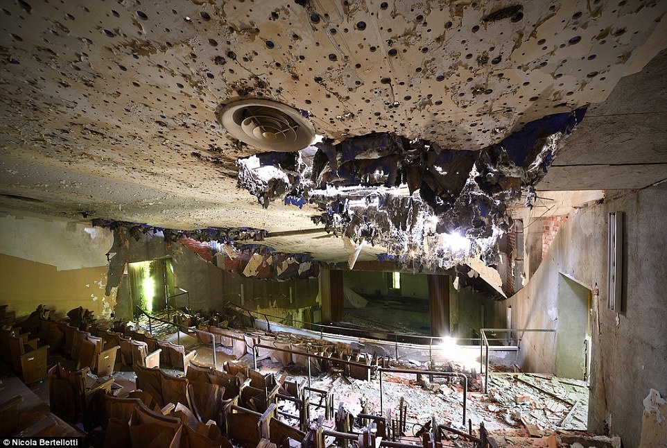 Trước đây nơi này từng là một giảng đường nhộn nhịp, tuy nhiên tàn tích của thời gian đã xóa hết quá khứ vinh quang của nó...