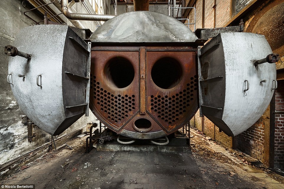 Hinh anh ngoan muc ben trong nhung toa nha do nat hinh anh