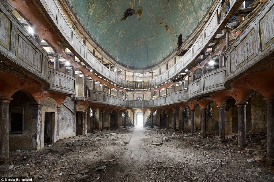 Chuyến đi của nhiếp ảnh gia Nicola Bertellotti đã giúp lưu lại rất nhiều khoảnh khắc mà bạn chỉ có thể tưởng tượng để hình dung ra. Những hình ảnh chân thực của ông giúp mọi người chiêm ngưỡng và định hình được sự tàn phá của thời gian đối với những công trình ở xung quanh chúng ta.