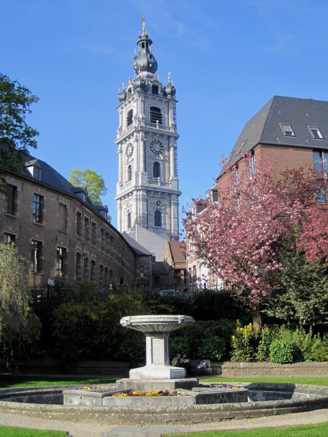 Tại nhiều góc phố ở Mons, du khách có thể nhìm thấy tháp chuông Belfry, một biểu tượng của Mons - Ảnh: wordpress.