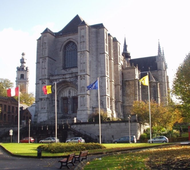 Quần thể nhà thờ St Waudru và phía xa là tháp chuông Belfry, các biểu tượng của Mons - Ảnh: wordpress.