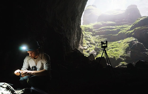 Martin làm việc trong hang Sơn Đoòng - Ảnh: Huy Tường.