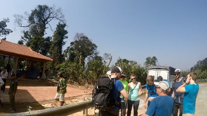 Nhóm thực hiện dự án SonDoong 360 trao đổi với ông Howard trước khi chính thức vào rừng - Ảnh: H.Tường