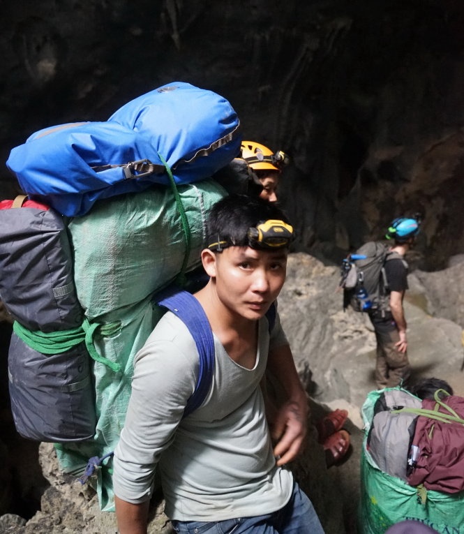 Một porter với hàng chục ký hàng hóa phục vụ hành trình - Ảnh: Huy Tường.