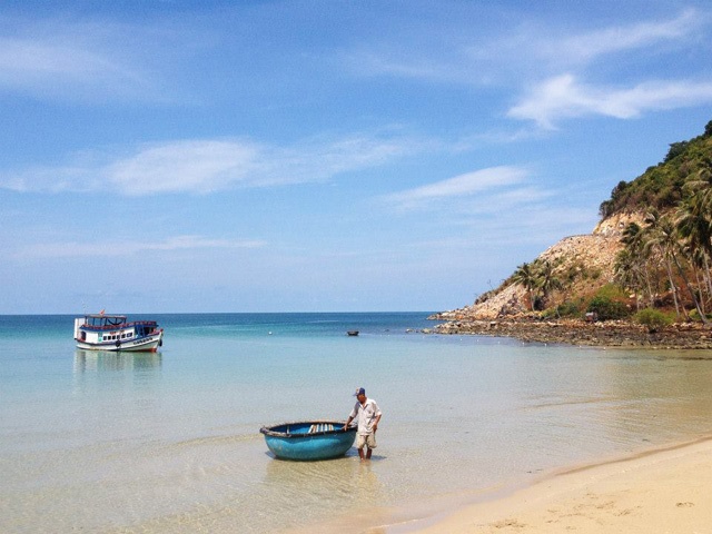 Sau khi dạo một vòng Bãi Mến, đắm mình trong dòng nước mát lành, bạn có thể tiếp tục đi thăm các bãi Ngự, bãi Chệt lân cận, nghỉ ngơi, chọn mua các hải sản tươi ngon của địa phương, mua một số loại đặc sản, đồ lưu niệm về làm quà và cắm trại đêm nếu thích.