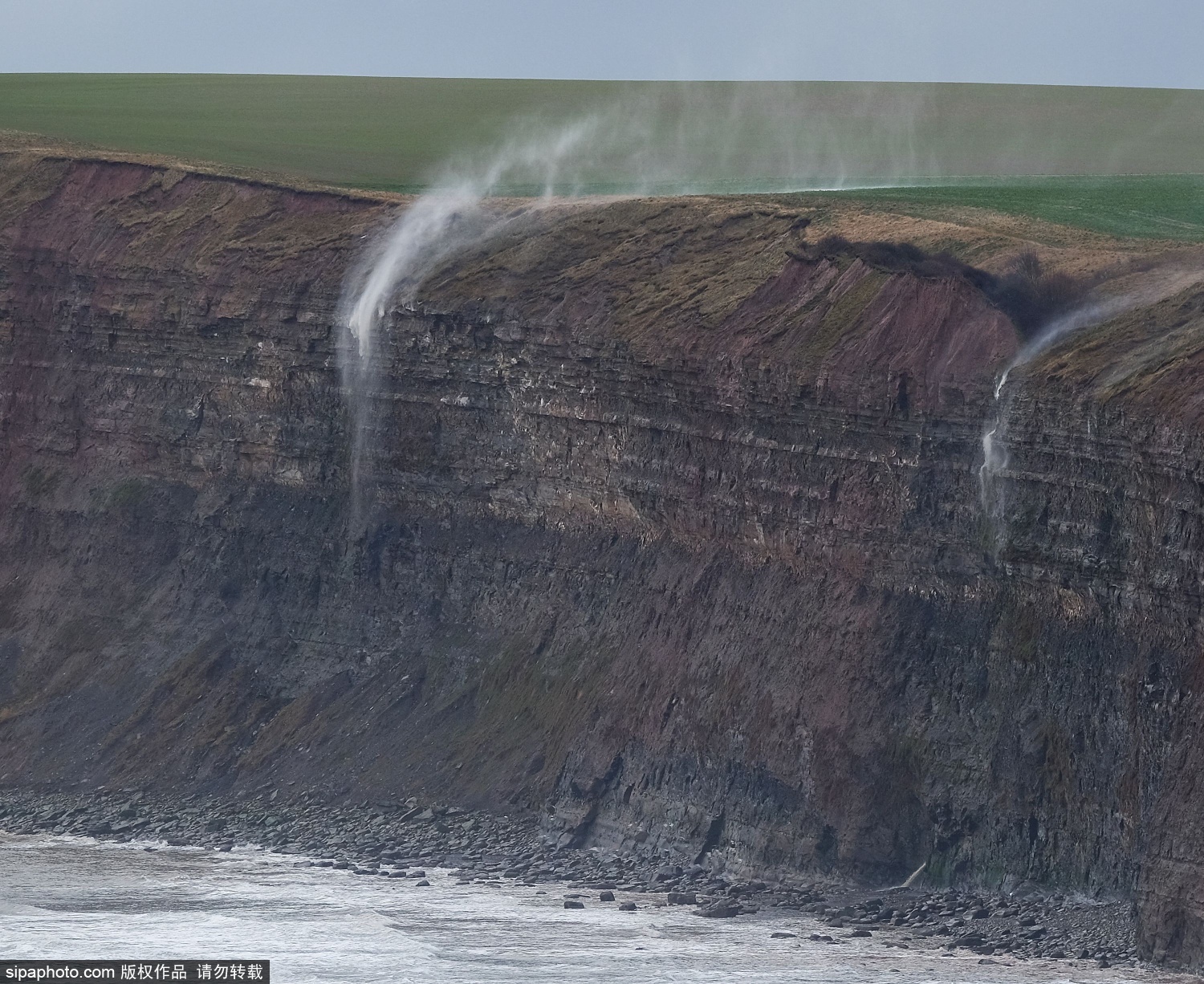 Gio manh, thoi thac nuoc chay nguoc hinh anh