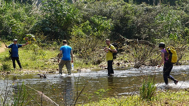 Mỗi ngày đoàn chúng tôi phải lội sông lội suối không dưới 20 lần, nên Martin bảo đây là một hành trình với đôi chân ướt - Ảnh: H.Tường.