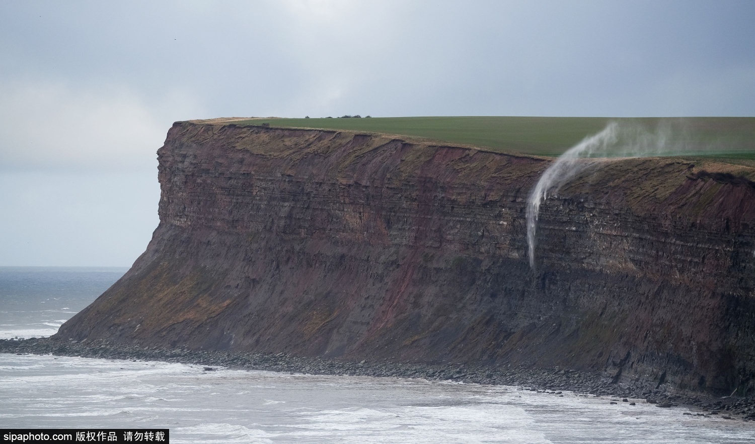 Từ phía Bắc dọc bờ biển về phía Saltburn, vách đá Huntcliff sừng sững ngay bên biển, điểm cao nhất khoảng 111m so với mực nước biển.