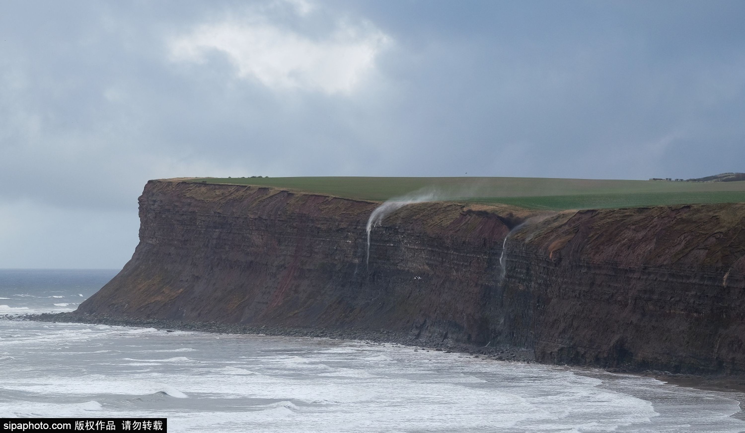 Ngược dòng lịch sử, Huntcliff thuở xưa là một trong số những nơi đặt trạm canh gác dọc bờ biển Yorkshire, nhằm chống lại sự tấn công của người Anglo-Saxon từ Đan Mạch và Đức. Các dấu tích của pháo đài cũ nay đã không còn do chịu sự xói mòn của biển, nhưng người ta đã xác định những pháo đài này vốn nằm bên trên của vách Huntcliff.  