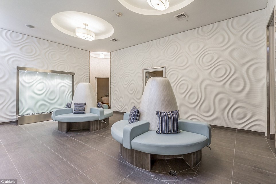 Căn hộ thiết kế theo phong cách thông minh, với hai phòng tắm sang trọng, một phòng ngủ lớn với view nước mướt mắt, một phòng khách và phòng chiếu phim. 