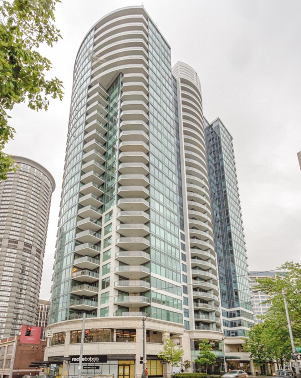 Có điều, khi nghỉ đêm ở đây, du khách cần tuân thủ quy định chung của tòa nhà, trong đó có hai điều: không được mang theo thú cưng, và không hút thuốc. Những gia đình sống trong căn hộ này có thể sử dụng những cơ sở vật chất cao cấp ở đây, bao gồm khu BBQ, phòng tập, phòng spa,… với những dịch vụ vô cùng tiện lợi. Ngoài ra còn có một sảnh trên lầu với Wifi miễn phí và bar, chỉ phục vụ riêng những gia đình sống tại chung cư. 