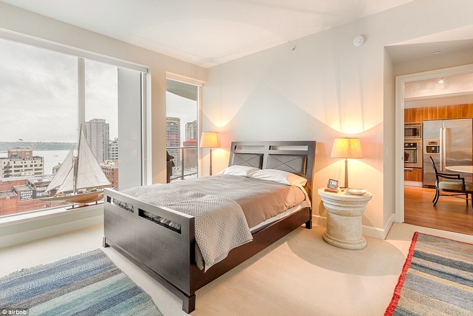 Bước khỏi khu thương mại nổi tiếng Pike Place, du khách sẽ tới chung cư sexy nhất thế giới với tên gọi Escala ở Seattle (Washington, Mỹ), với giá £171 cho mỗi đêm. Tòa chung cư với điểm nhấn kết cấu thép này là bối cảnh của bộ phim “50 Sắc thái” (50 Shades of Grey) của EL James. Đây chính là nơi Anastasia Steele rơi vào vòng tay quyến rũ của chàng Christian Grey đầy bí ẩn. 