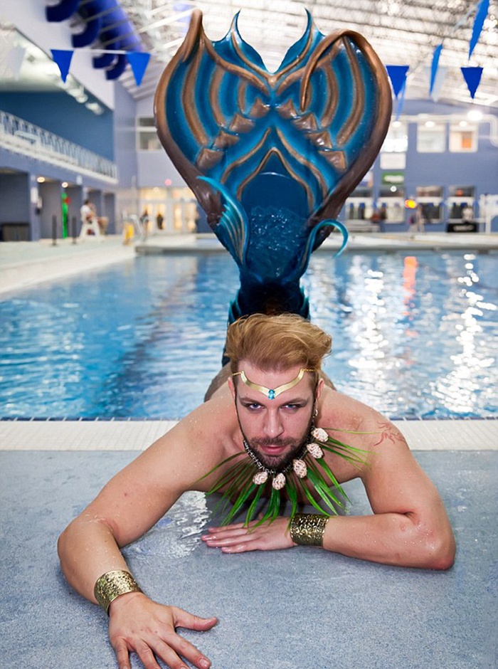 Tại đây, họ trao đổi kinh nghiệm với nhau về cách hoạt động và cách thở dưới nước trong bộ người cá, và diễn tập cùng chuyên gia người cá Hannah Fraser. Mỗi bộ hóa trang người cá trị giá khoảng 4.000USD.