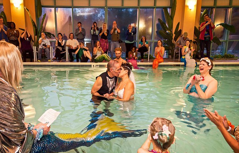 7.	Năm nay, có một đôi người cá tổ chức hôn lễ ngay tại Đại hội. Cô dâu Cookie Ramirez mặc một bộ người cá vô cùng lộng lẫy. Còn những người tham dự hôn lễ chúc phúc họ bằng việc quẫy và đập đuôi xuống nước. Chú rể cho biết, giấc mơ người cá thành hiện thực làm cho cô dâu của anh như được sinh ra một lần nữa