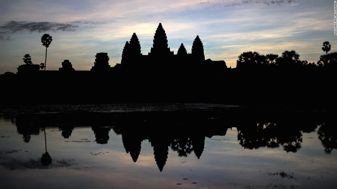 Bi kip tranh va mo hoi vi xep hang o Angkor Wat hinh anh