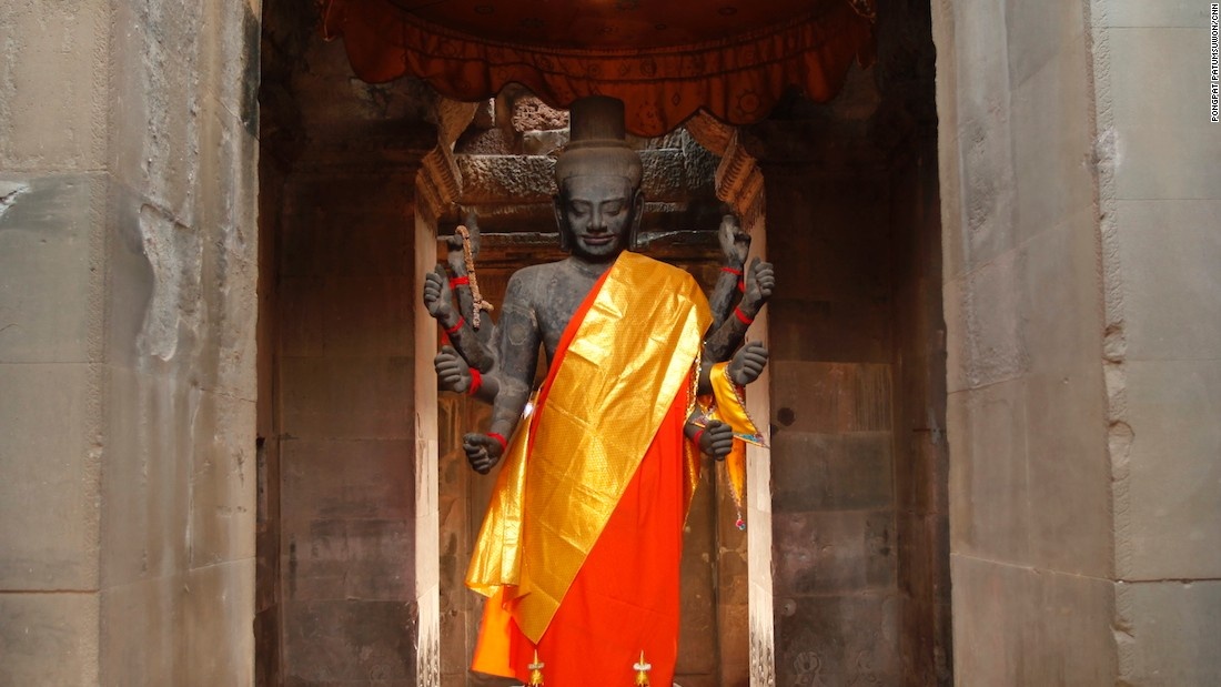 Nhiều người đi ngay bên cạnh tượng thần Vishnu – phía Tây cổng vào Angkor Wat - mà không hề để ý về ý nghĩa của tượng. Thực ra đối với người dân địa phương, đây là một bức tượng rất quan trọng, vì đối với họ Vishnu là thần của đạo Hindu, thống trị mọi tinh thần tín ngưỡng ở Siem Reap. Vì vậy, du khách tới đây có thể ngắm nhìn cảnh người dân bày tỏ lòng tôn thờ vị thần này của họ, thấy được mối quan hệ mật thiết giữa một bức tượng cổ xưa nhưng có  giá trị to lớn như thế nào đối với cuộc sống tinh thần thời hiện đại ngày nay. 