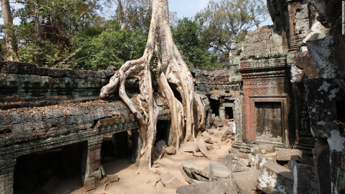 Bên trong Ta Prohm ngoài những cây lớn trông như đang ăn dần các tảng đá thu hút hàng khách du lịch ngắm nhìn, còn có…