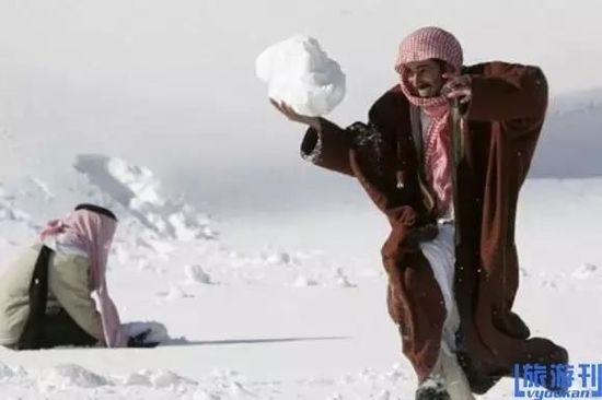 Điều này khiến cho nhiều người dân nô nức đi chơi tuyết. Họ nằm sõng người trên tuyết,…