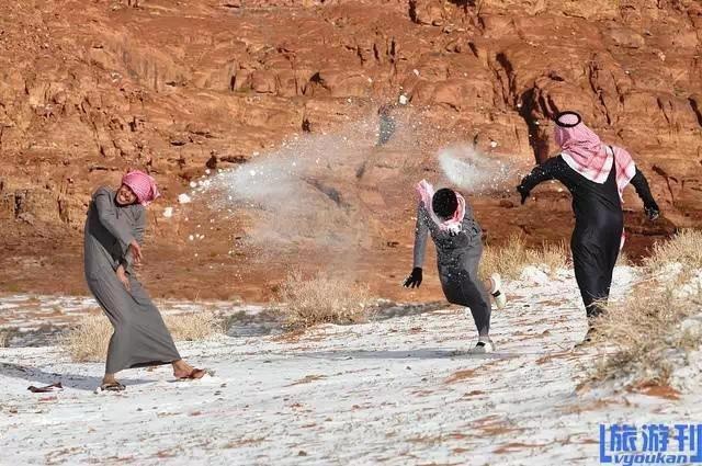 … hoặc làm quả cầu tuyết tung ném với nhau, vô cùng vui vẻ. 