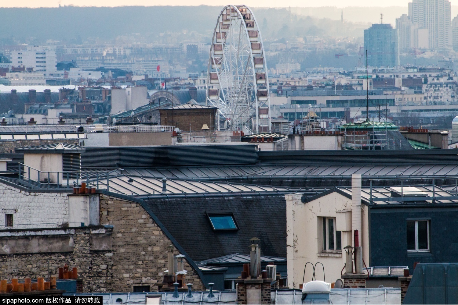 Cùng với đó, quyết định mở cửa thêm điểm tham quan tiện cho du khách ngắm nhìn và có cảm nhận một cách tổng thể về vẻ đẹp trừu tượng của nóc nhà Paris.  