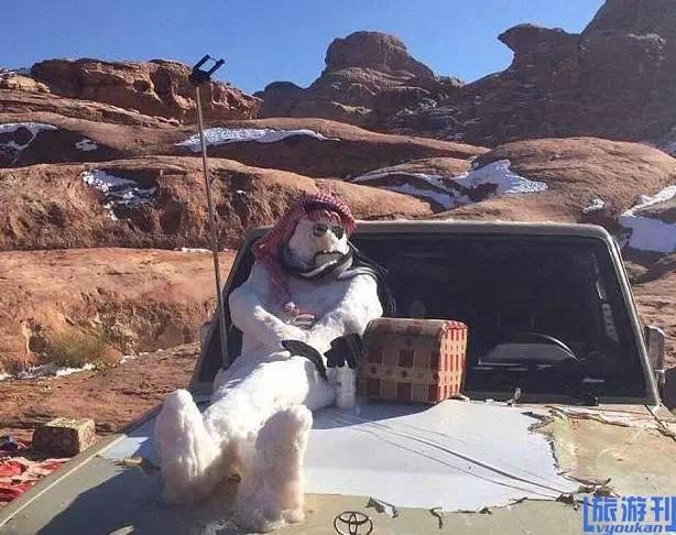 Tuy nhiên, trước sự kiện này, học giả Mohammad Saleh Al Minjed đã đại diện tuyên bố quy định mới ban hành, trong đó yêu cầu người dân ngừng việc đắp người tuyết hoặc lạc đà tuyết. Những người ủng hộ quy định này giải thích, việc đắp tuyết hoàn toàn là bắt chước người phương Tây, không có giá trị văn hóa truyền thống, rằng những người đắp tuyết như vậy nên học các sáng tạo về khoa học của phương Tây, chứ không phải là văn hóa. 