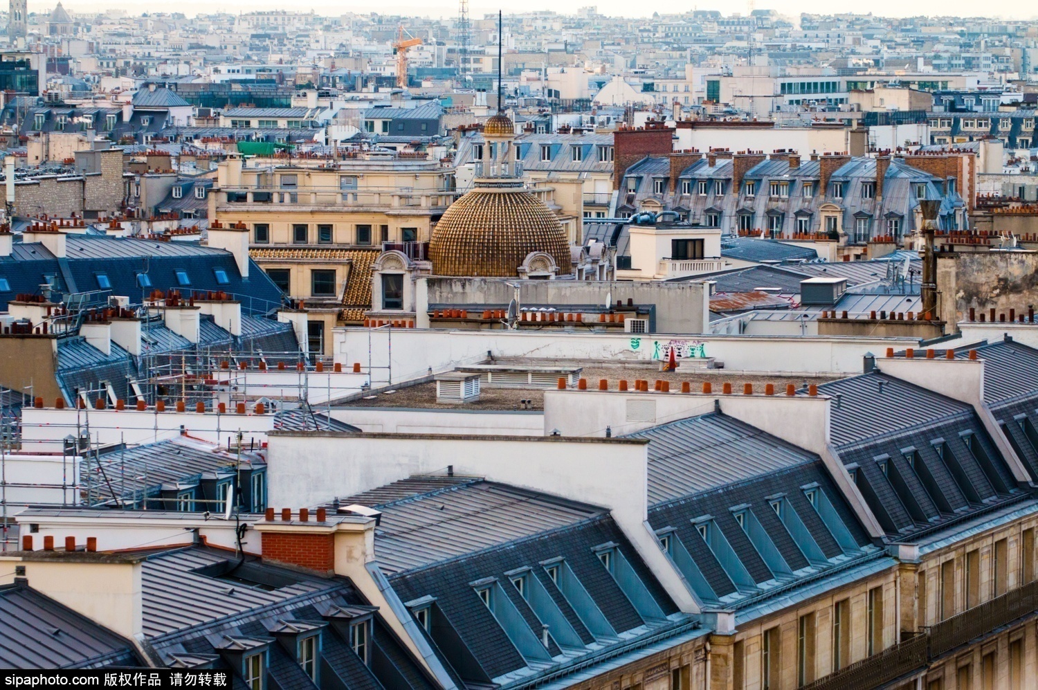 Khắp Paris, nơi đâu cũng có thể gặp các nóc nhà với kiến trúc kết hợp giữa chất liệu kẽm sắt và đá, hoặc có hình ống khói. 