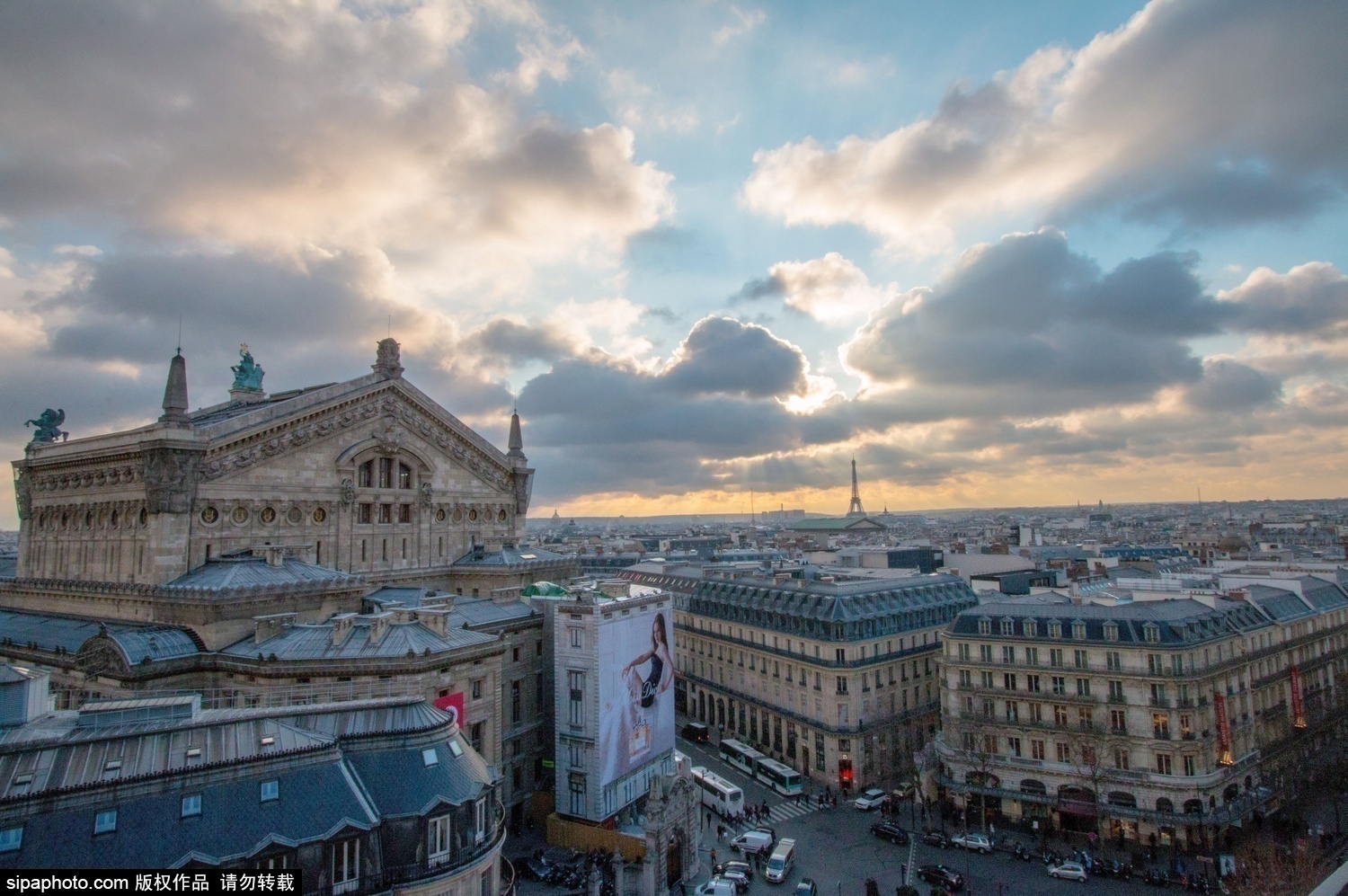 Các nhà chức trách của Paris cho rằng, loại hình kiến trúc nóc nhà đặc biệt này đã truyền nguồn cảm hứng sáng tác cho biết bao nhà nghệ thuật, chỉ có thể thấy ở Paris. Vì vậy, họ quyết định lập hồ sơ thuyết phục UNESCO công nhận di sản văn hóa thế giới. 