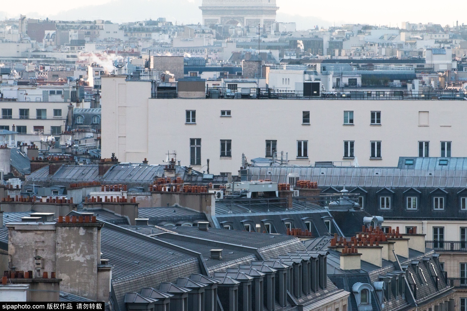 Nóc nhà Paris không những là nơi để ngắm quang cảnh xung quanh, mà còn được người dân Paris sử dụng để làm quán ăn, bar, bể bơi, trồng cây quả, rau xanh, hoa tươi. 