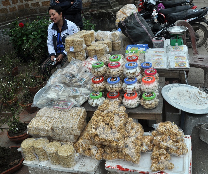 Những thứ quà đặc trưng làng cổ là chè lam, bỏng gạo, kẹo lạc...