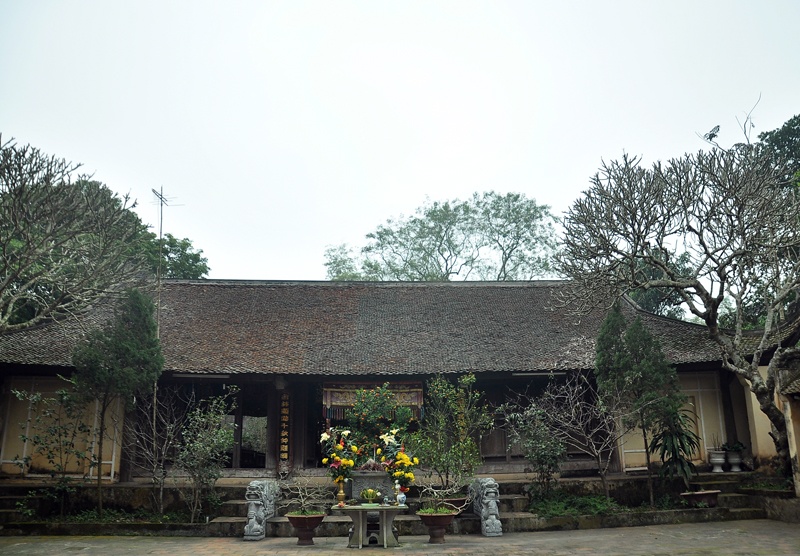 Đền thờ Phùng Hưng trầm mặc, cổ kính.