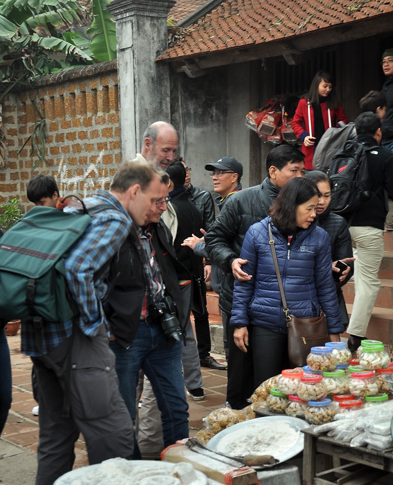 Khách du lịch nước ngoài thích thú khi ghé Đường Lâm.