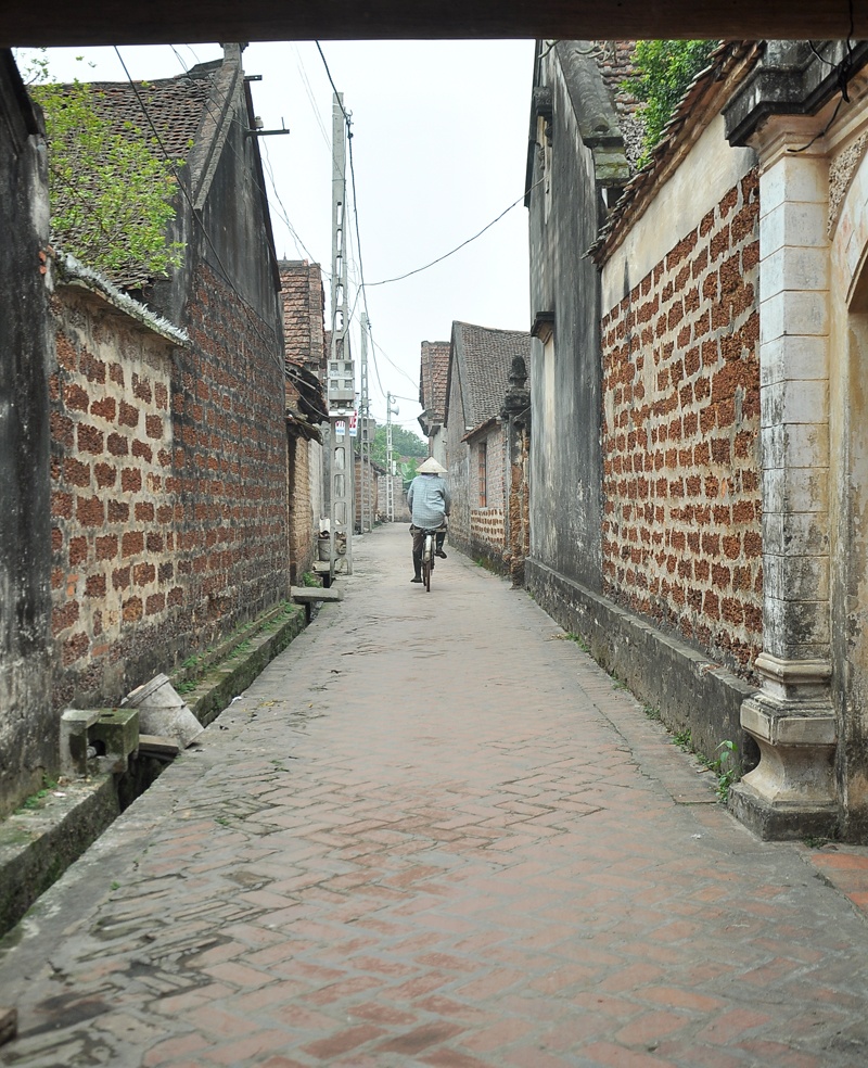 Làng cổ với những ngõ nhỏ lát gạch, tường xây đá ong.